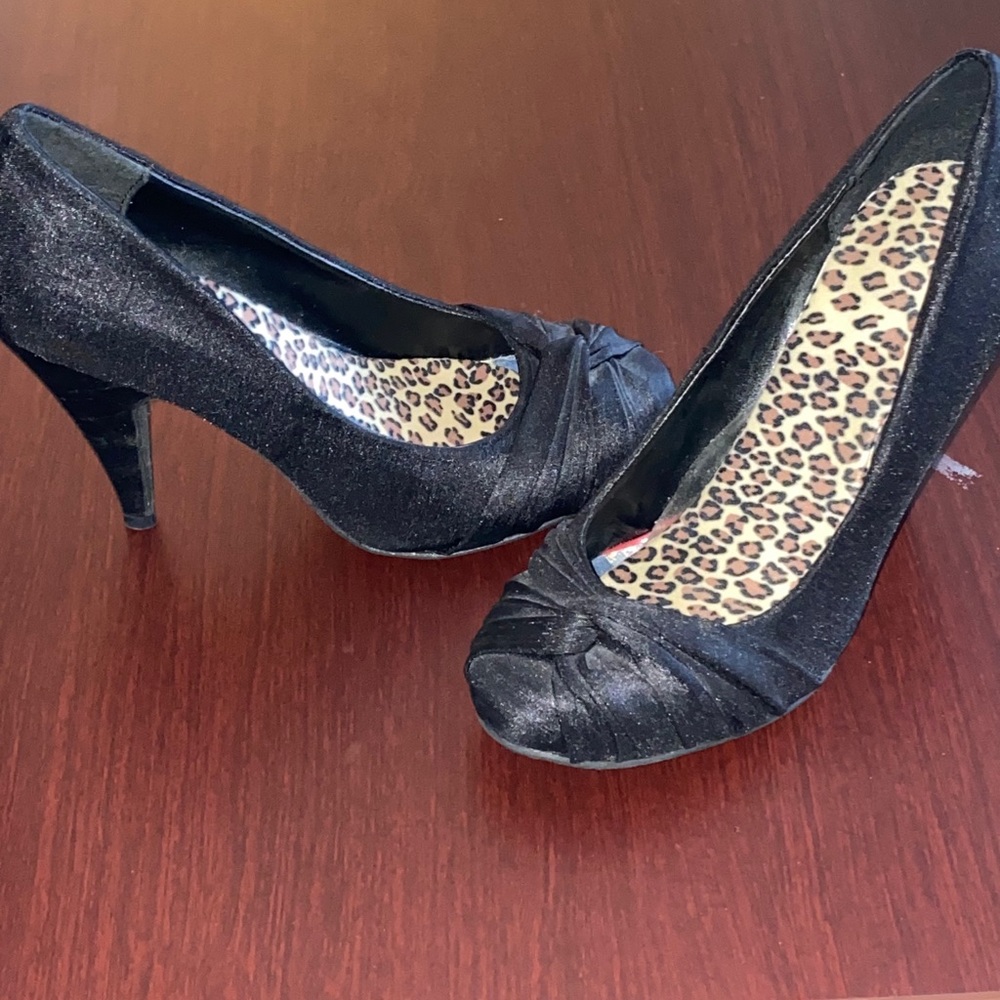 Black pumps